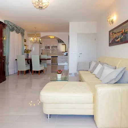 Antonia's Place By Kristonia Apartment